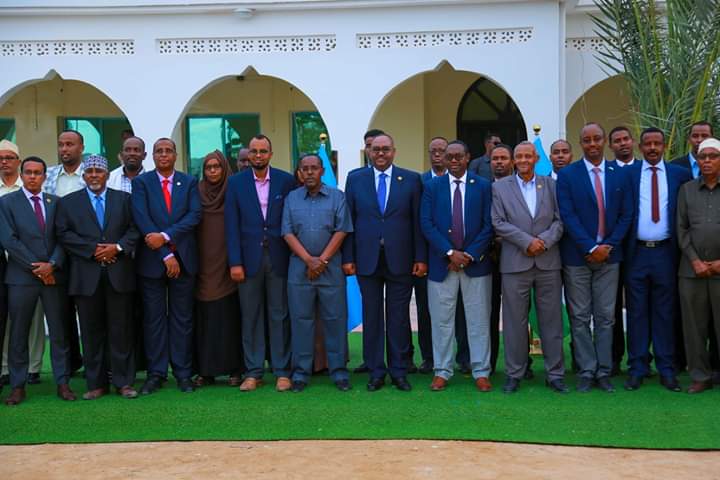 AliSiiad's tweet photo. #Daawo Madaxweyne Dani ma jirto Shahaado Qaran uu Bixiyo.  Puntland waxba  kuma darsanayso Macalimiinta Al Shabaabka ah. https://t.co/2YJbyLJol5