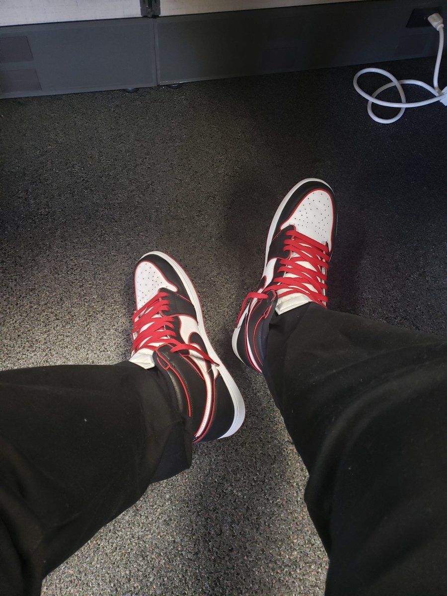 DeeBo59's tweet photo. Bought some 1s and wore them to work just in case a MF wanna get dunked on in the name of sales, now I'm addicted like a MF. 😩😩 https://t.co/p3rlLDEVl5