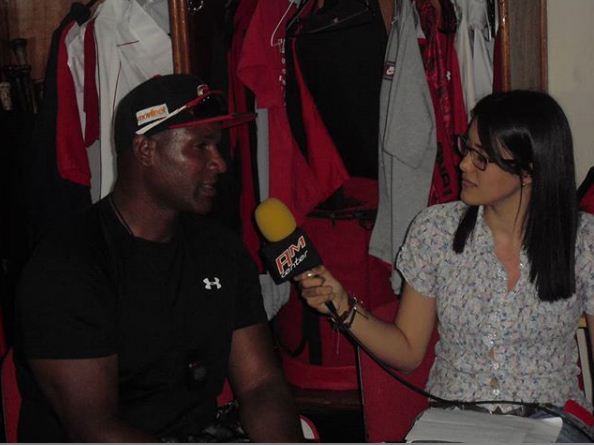 BeisbolConTodo's tweet photo. Nuestro #FlashbackFriday con nuestra compañera @Maryed22 en una entrevista exclusiva para #BeisbolConTodo desde el club house de @CardenalesDice con el emblemático Robert Pèrez la #ParedNegra / #BCTSDC2020 https://t.co/YXWovpqgFM