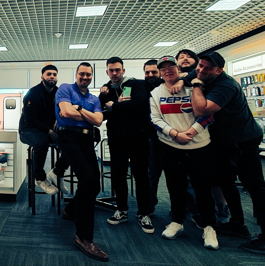 adamf120's tweet photo. Just had a great team huddle🌄 with the Watauga Sprint team!!!
Partnerships lead to success!! #ThisIsHowYouWin #Samsunglife #BestCameraEver #Teamwork #HeartShare @Krivs14 @SamsungMobileUS https://t.co/sHS6FFNWJP