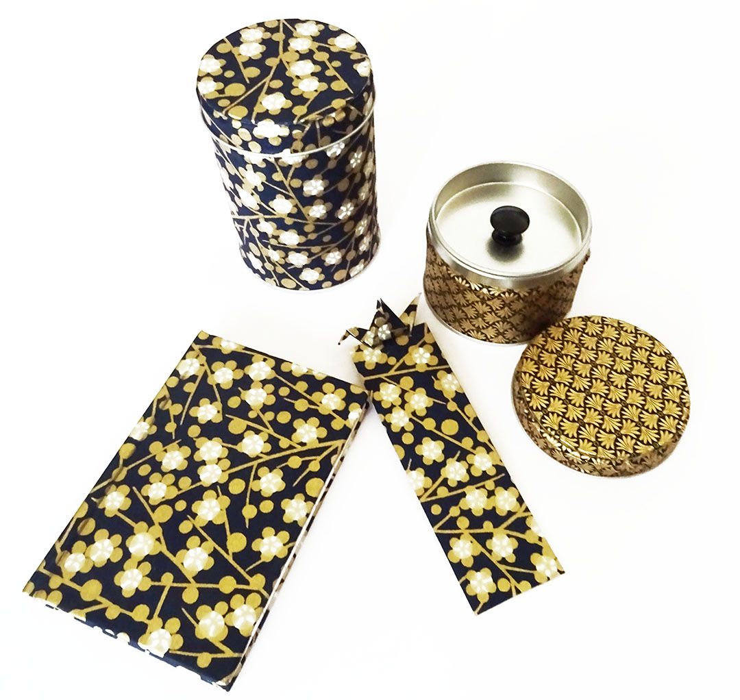 YincoCreation's tweet photo. J'ai crée ce set pour belle-maman, en accord avec les motifs fleurs de prunier qui décorent par petites touches sa cuisine.
Les papiers washi viennent de chez @achtmorgenwald.
#papierwashi #chiyogami #japanesepaper #DIY #handmade #faitmain  #madeinfrance #papiereve #washicraft https://t.co/IsAQvgeEMH