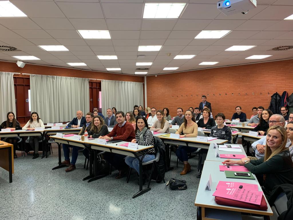 escriba_a's tweet photo. Espectacular inicio de la 12.ª edición del Curso de #EmpresaFamiliar de @CEF_UV. Tras la ponencia de @Pacovallejo5, el equipo ha cuidado hasta el último detalle! 1.ª clase con un grupo de estudiantes excelente, muy motivados y con ganas de contribuir a los debates. Pinta bien!! https://t.co/K7d2aWL3T8