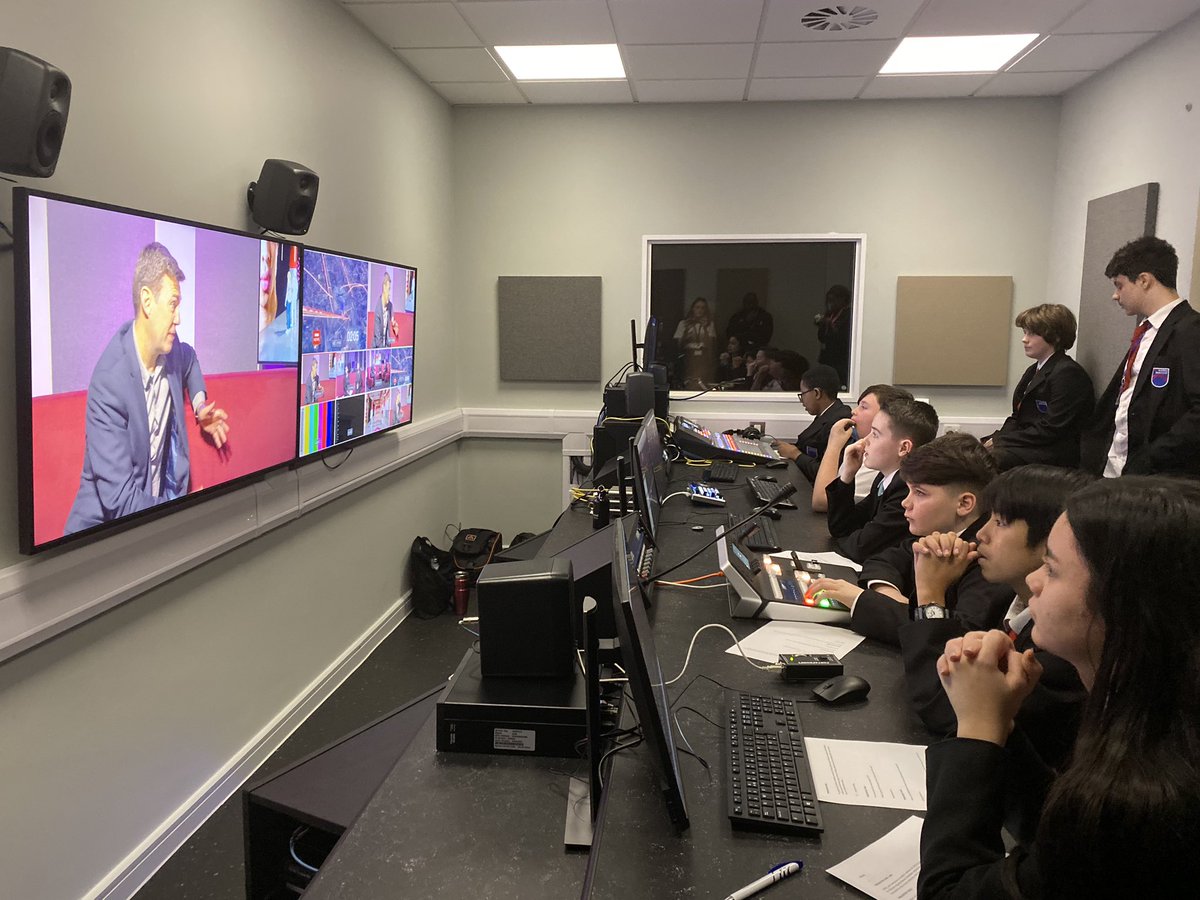 UA92MCR's tweet photo. It’s a pleasure to welcome @MayorofGM to campus. The wonderful students of @OasisMediaC_SLS did a fab job of hosting and producing a mini tv programme with him. #GMDigitalSkillsDay #DoSomethingDigital https://t.co/Nah0SMFv7B