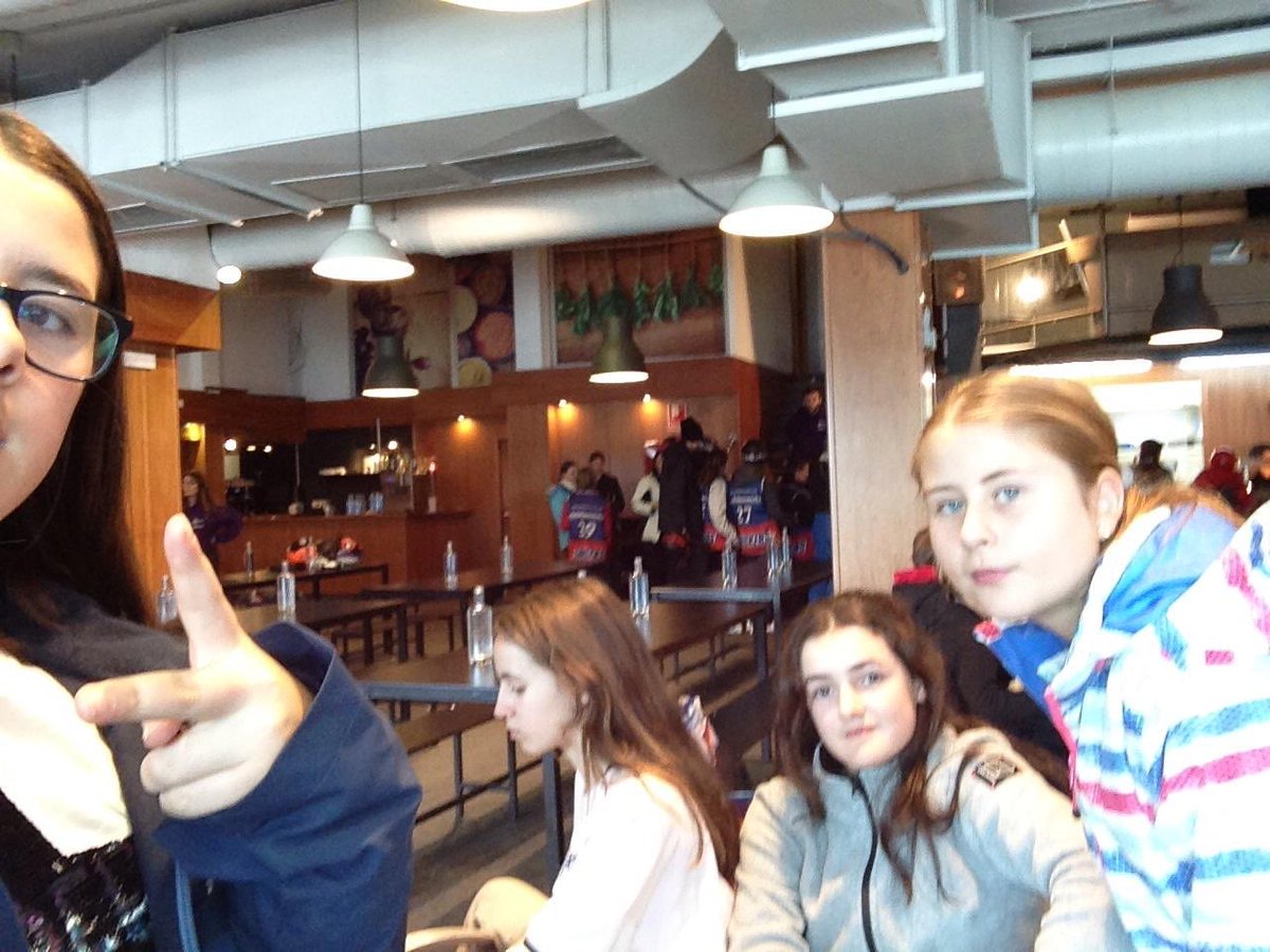 C_E_Marni's tweet photo. Nuestros esquiadores ya están comiendo
. @esportactiu1
. #esportactiu #educacionfisicamarni #lamolina #nieve #esqui #clubelements https://t.co/3MWGyFEVCd