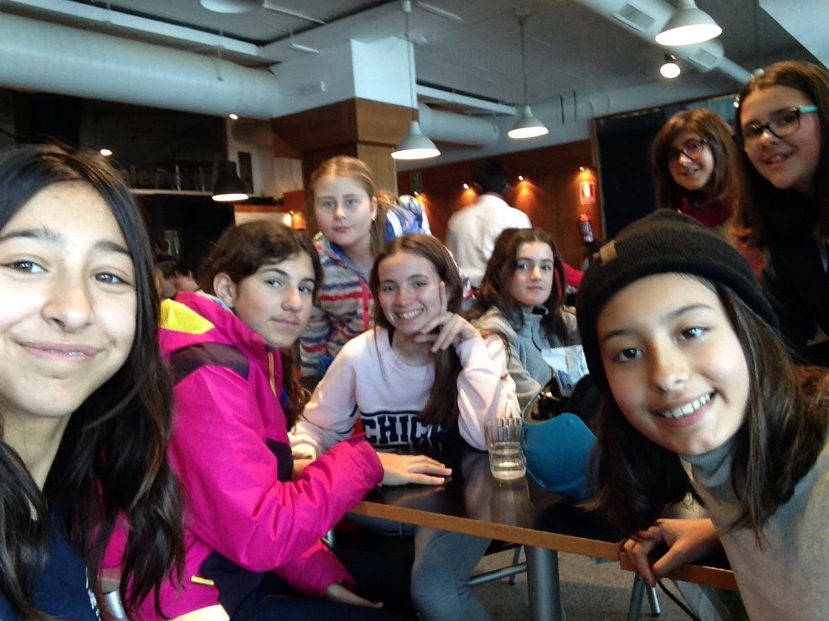 C_E_Marni's tweet photo. Nuestros esquiadores ya están comiendo
. @esportactiu1
. #esportactiu #educacionfisicamarni #lamolina #nieve #esqui #clubelements https://t.co/3MWGyFEVCd