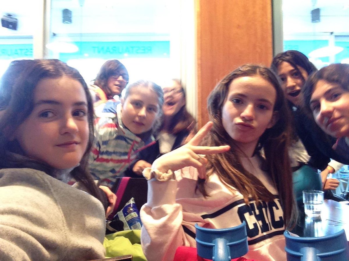 C_E_Marni's tweet photo. Nuestros esquiadores ya están comiendo
. @esportactiu1
. #esportactiu #educacionfisicamarni #lamolina #nieve #esqui #clubelements https://t.co/3MWGyFEVCd