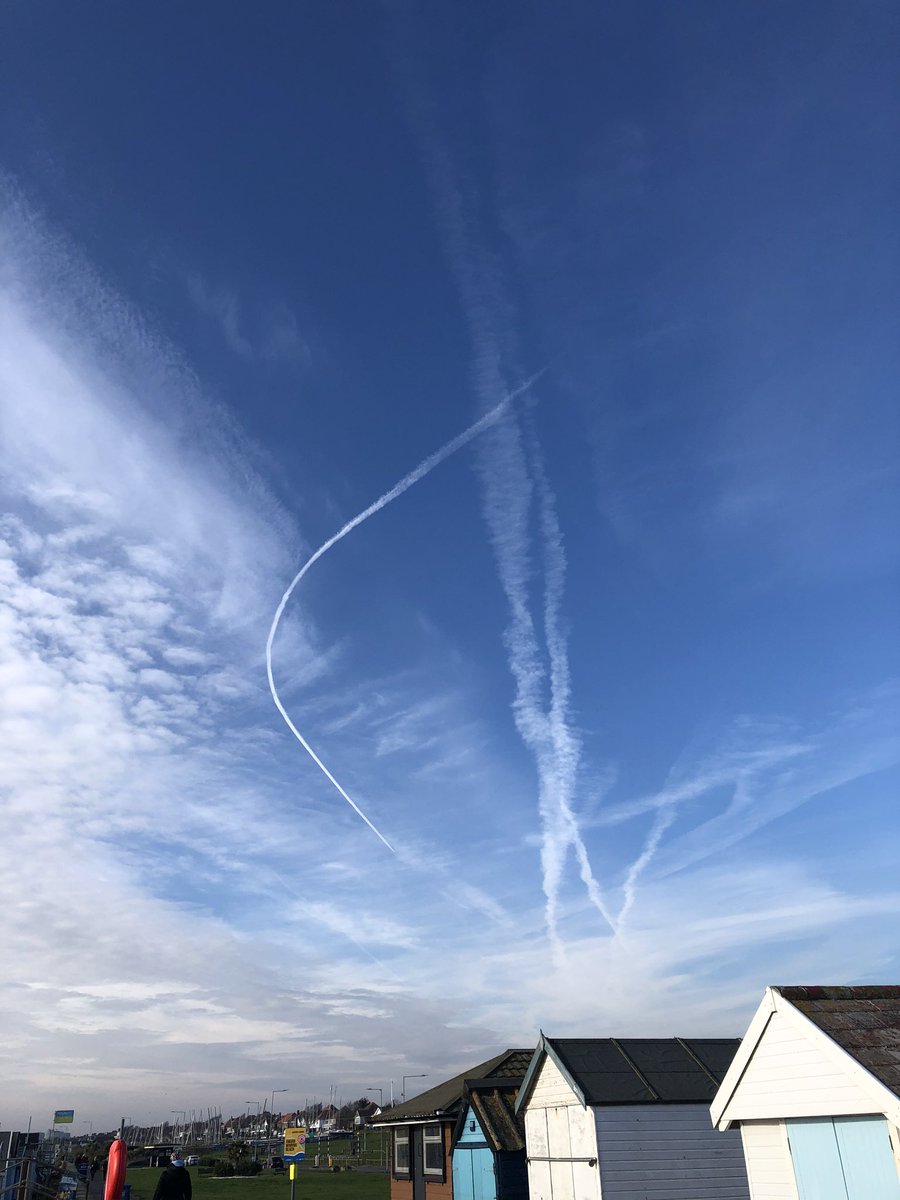 JaneVCarroll's tweet photo. #vapourtrails #seafrontwalk @YourSouthend @SENAirTraffic https://t.co/YBlK1CbO9z