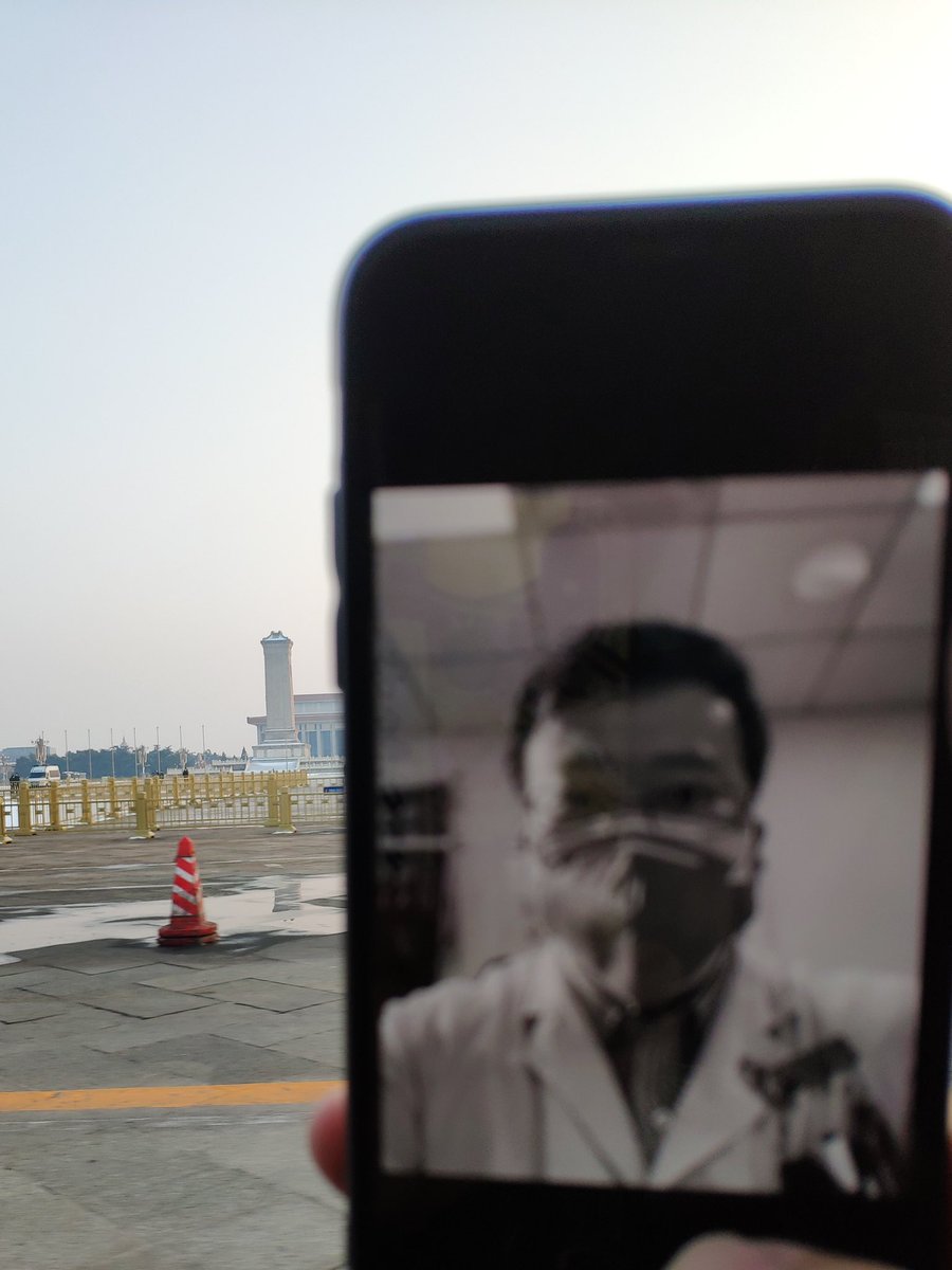 lyonchn's tweet photo. 路过广场，致敬人民英雄，纪念李文亮医生。
昨晚很难过，很愤怒，今天一直在想我们可以做什么，一点点做��。
刚刚去献血。
纪念一个英雄最好的方式，是做一个像他一样，正直、善良、勇敢的人。 ​​​
努力让这个世界更美好。 https://t.co/zAum8YmtVU