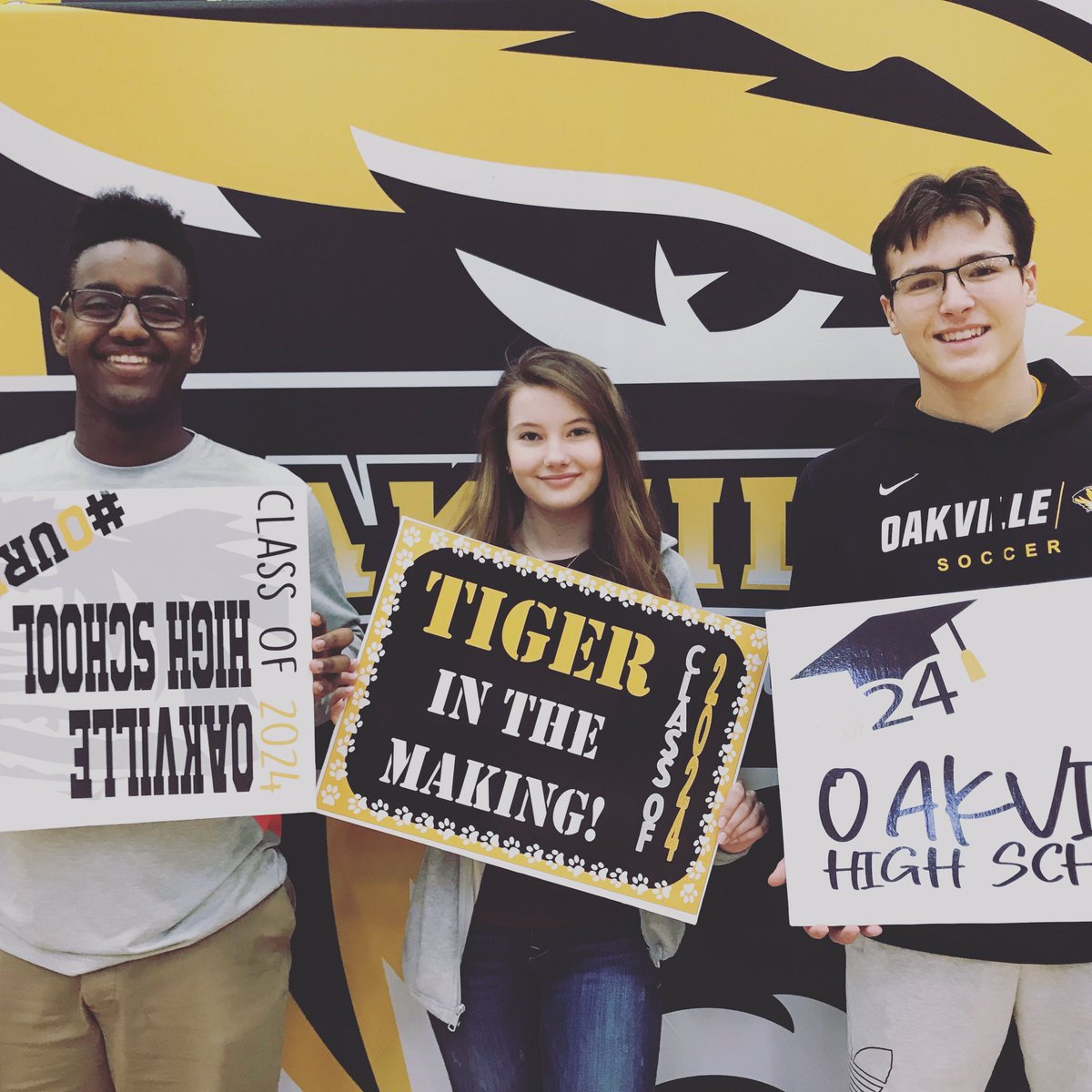 MrsMueller4's tweet photo. AMPED class representing at Freshman Curriculum Night. Thanks to this class, we are up and running a business, and learning tons! Here’s to a future of projects, learning, and making a profit! #AMPED @OHS_Tigers @BCzuppon @bsrthompson #OurHouSe https://t.co/uWzfRWkJn9
