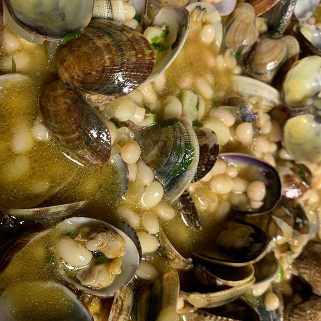 Os ve de gust, unes cloïsses amb mongetes de Sta. Pau? #cuinacatalana #cuinatradicional #gastronomiamolins #gourmetfood