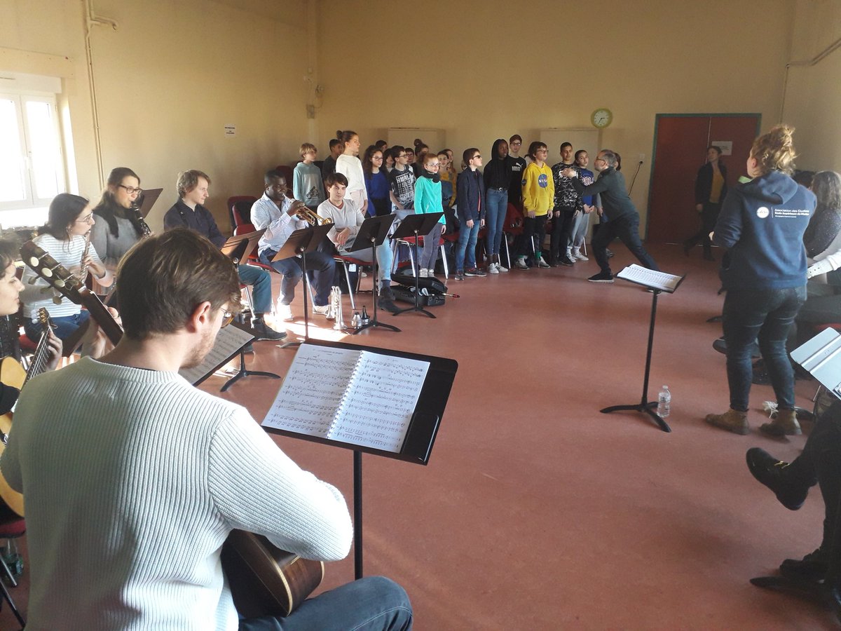 c_jeanrostand21's tweet photo. Projet "Boris et la Pataphysique" de la classe de 5e4 avec @ODB_Dijon et @Les_Lunaisiens. #centenaireborisvian. Les répétitions se poursuivent.  Premier concert en vue le 17 février à 20h00 au Cèdre de Chenôve. @AcademieDijon @DaacDijon https://t.co/oTcvg8guWT