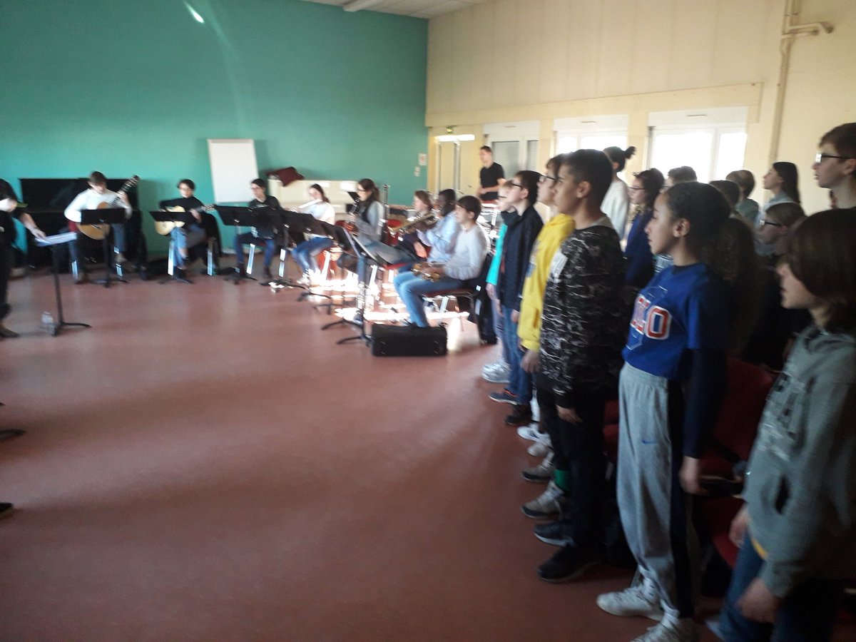 c_jeanrostand21's tweet photo. Projet "Boris et la Pataphysique" de la classe de 5e4 avec @ODB_Dijon et @Les_Lunaisiens. #centenaireborisvian. Les répétitions se poursuivent.  Premier concert en vue le 17 février à 20h00 au Cèdre de Chenôve. @AcademieDijon @DaacDijon https://t.co/oTcvg8guWT