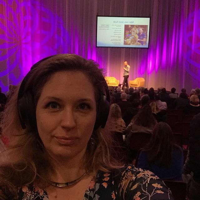 Zo spreken op de @gezondheidsbeurs na @juglenzwaan. Die is natuurlijk heel erg de moeite waard om naar te luisteren maar ik heb in die drukte toch maar een koptelefoon op tegen de #overprikkeling 😎
#gezondheidsbeurs #grotepodium #keynote #lezing #depoepdokter #poepdokter #fe…