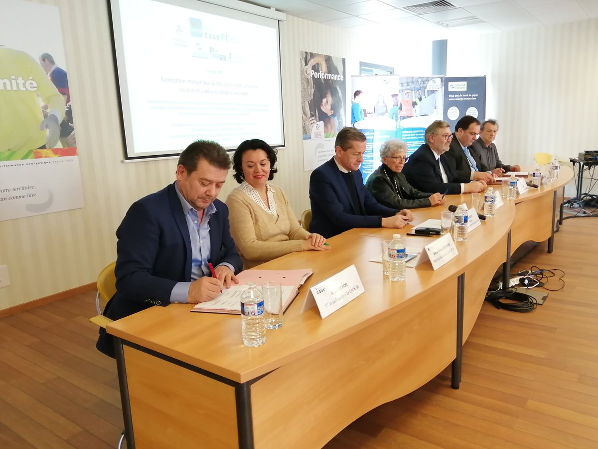 caue_86's tweet photo. Le @caue_86 s'engage en faveur de la rénovation énergétique du patrimoine bâti en #vienne86
🤝aux côtés de @ENERGIESVIENNE @departement86, l'Agence des territoires #AT86, @FFBatiment, @CAPEB86, Sorégies
✔️#sensibilisation et #accompagement des #CollTerr https://t.co/uBaW9hfXLr