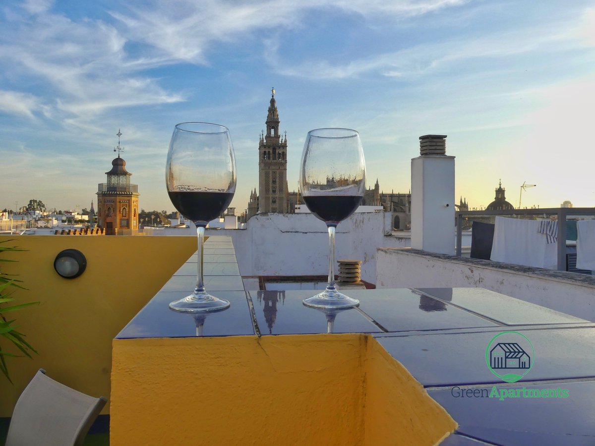 GREENAPARTNET's tweet image. Os presentamos GREEN-APARTMENTS GIRALDA VIEWS, uno de nuestros apartamentos más románticos donde vivir la puesta de sol delante de la Catedral con un buen vino y un aperitivo.

Aprovecha que tenemos activa la PROMOCIÓN 3X2.

RESERVAS⬇️⬇️⬇️⬇️⬇️⬇️
green-apartments.net