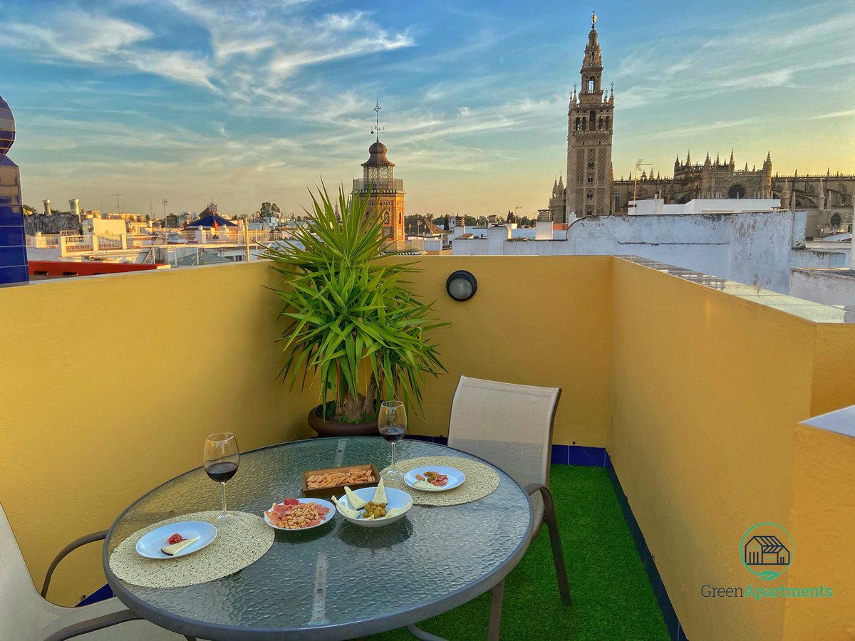 GREENAPARTNET's tweet image. Os presentamos GREEN-APARTMENTS GIRALDA VIEWS, uno de nuestros apartamentos más románticos donde vivir la puesta de sol delante de la Catedral con un buen vino y un aperitivo.

Aprovecha que tenemos activa la PROMOCIÓN 3X2.

RESERVAS⬇️⬇️⬇️⬇️⬇️⬇️
green-apartments.net