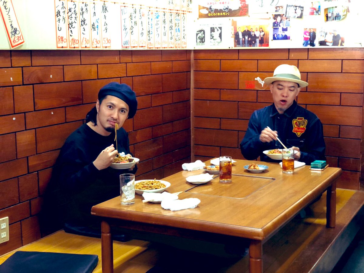 宮平直樹 From かりゆし58 On Twitter 仕事終わりにet King センコウ兄さんを拉致って 新年会だ 飲み 久しぶりで積もる話も多々 お前とおったらおもろいわ な良き夜でした 大阪 Etking 沖縄 かりゆし58 新年の抱負は もういい歳なので中指を立てて