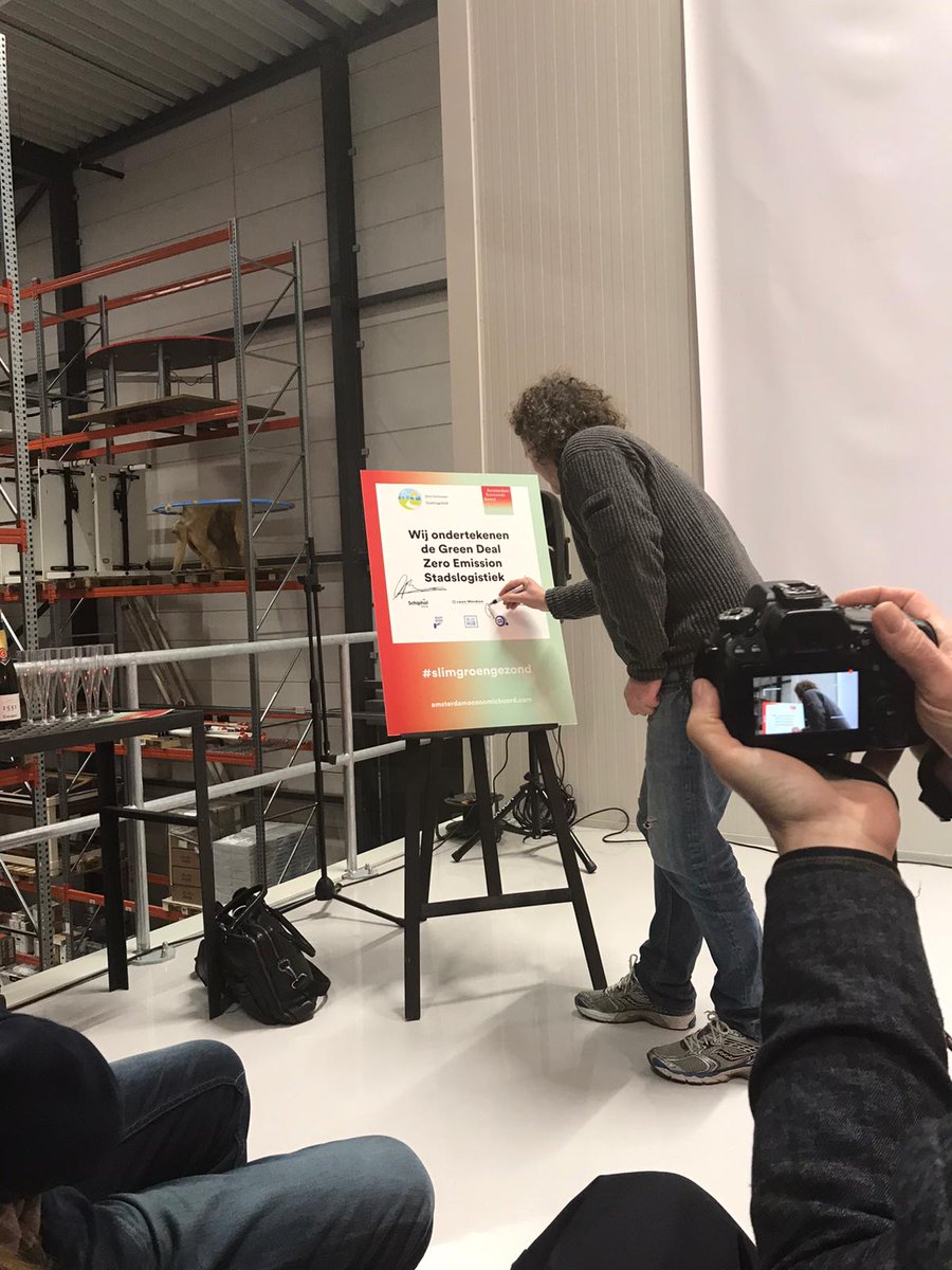 Oprichter Roel Mos ondertekent namens TringTring de @GreenDealZES Stadslogistiek! 📝 Een mooie erkenning van waar wij al een aantal jaar mee bezig zijn 🌳 #duurzaam #groen #citylogistics #zeroemission #slimgroengezond