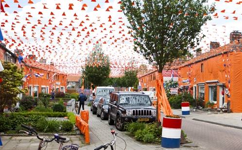 Stretchfolie's tweet photo. Bij ons bent u aan het juist adres voor folie die gebruikt kan worden om uw straat in passende kleuren te versieren ter gelegenheid van 75 jaar bevrijding. Rood/wit/blauw of oranje folie. 50mtr p/rol, 1 mtr breed, 50 mµ. €17,- per rol. Voor meer info mw@rvc.eu of via 0548-539392 https://t.co/Kgxw5QOenV