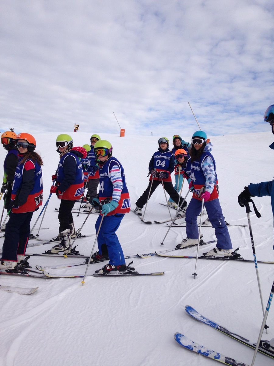 C_E_Marni's tweet photo. Fotos de la última mañana en las pistas
. @esportactiu1
. #esportactiu #educacionfisicamarni #lamolina #nieve #esqui #clubelements https://t.co/qoBEJpGPzi