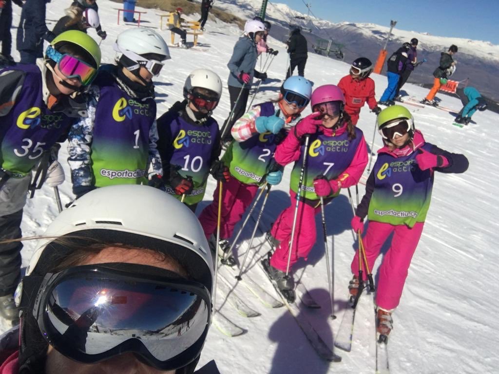 C_E_Marni's tweet photo. Fotos de la última mañana en las pistas
. @esportactiu1
. #esportactiu #educacionfisicamarni #lamolina #nieve #esqui #clubelements https://t.co/qoBEJpGPzi