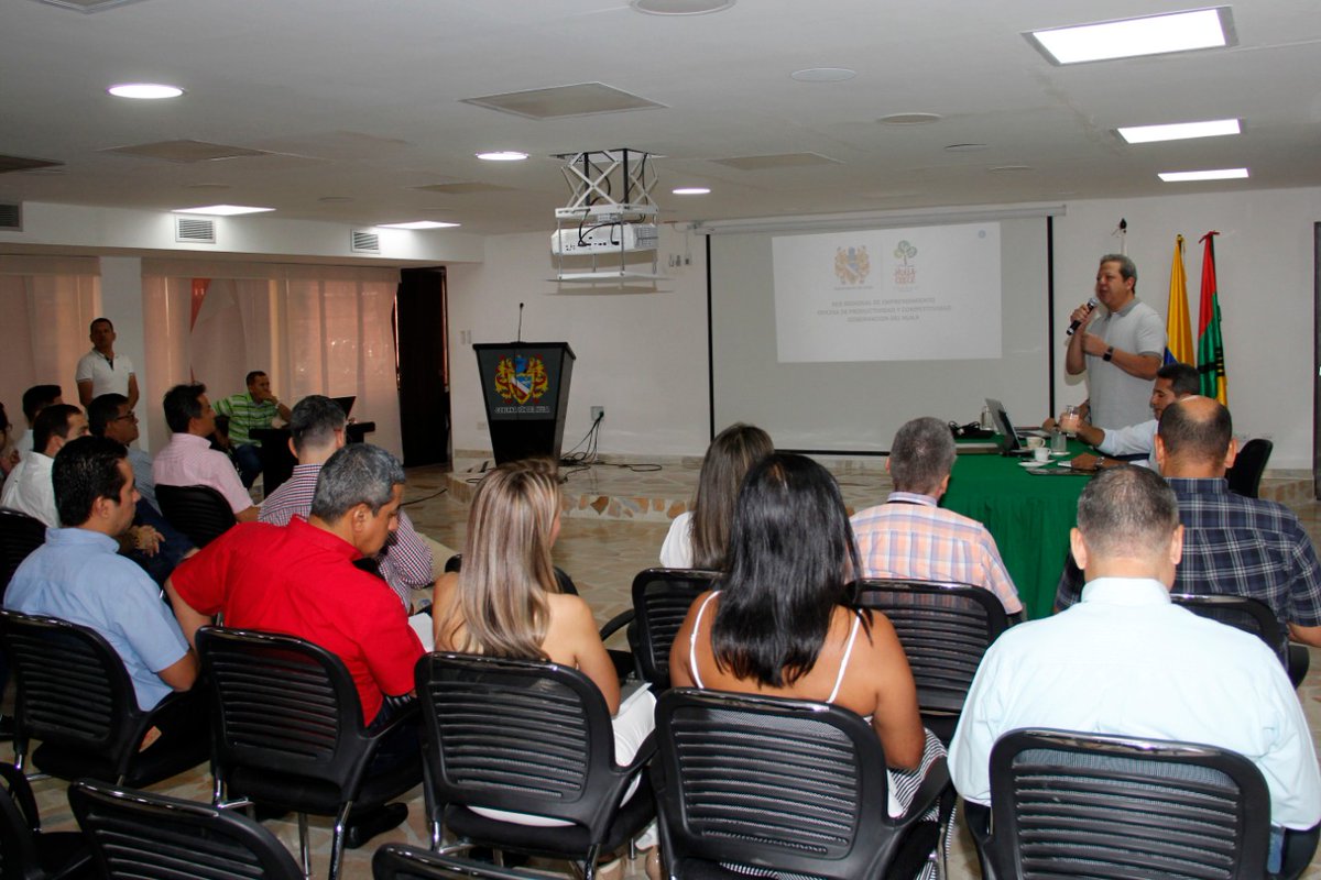 Luisedussan's tweet photo. Estamos proponiendo dar una tregua a los emprendedores durante uno o dos años, a quienes quieran crear empresa, sobre todo los pequeños, para que tengan la oportunidad de hacerlo, sin los altos costos que implica hacerlo desde el comienzo. #PoliticaDeEmprendimiento https://t.co/2ohJDdXuXG