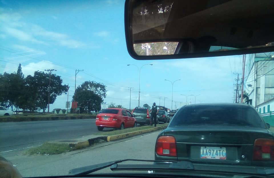 Jal1080's tweet photo. @yelitzePSUV_ la gente honesta hace su cola y los coleados-bachaqueros d gasolina son los que surten dejando las bombas sin gasolina CORRUPCI��N corrupción CORRUPCIÓN hasta cuando PONGA REPAR● @ReporteYa @ElPitazoTV https://t.co/VrFkrFnfgm