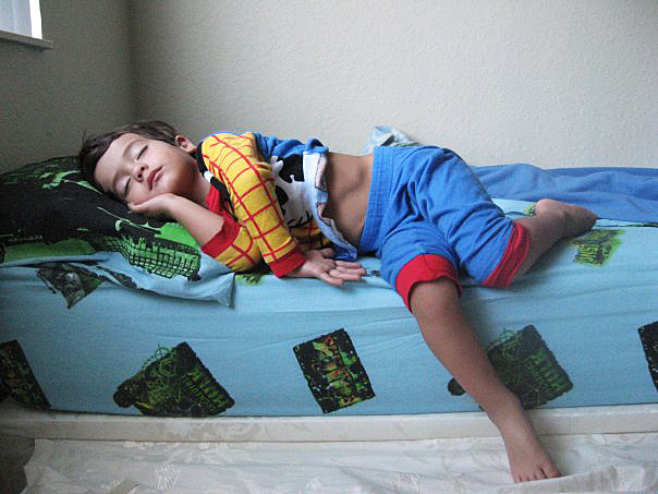 nuneznoda's tweet photo. CUANDO MI HIJO David tenía 4 años, su mamá le tomó esta foto en la cama, antes de despertarlo. La llamó "David en la Carraca" y es completamente espontánea. Ya David tiene 13 años y sigue durmiendo de formas muy extravagantes. :-) https://t.co/cwkKk8dFF2