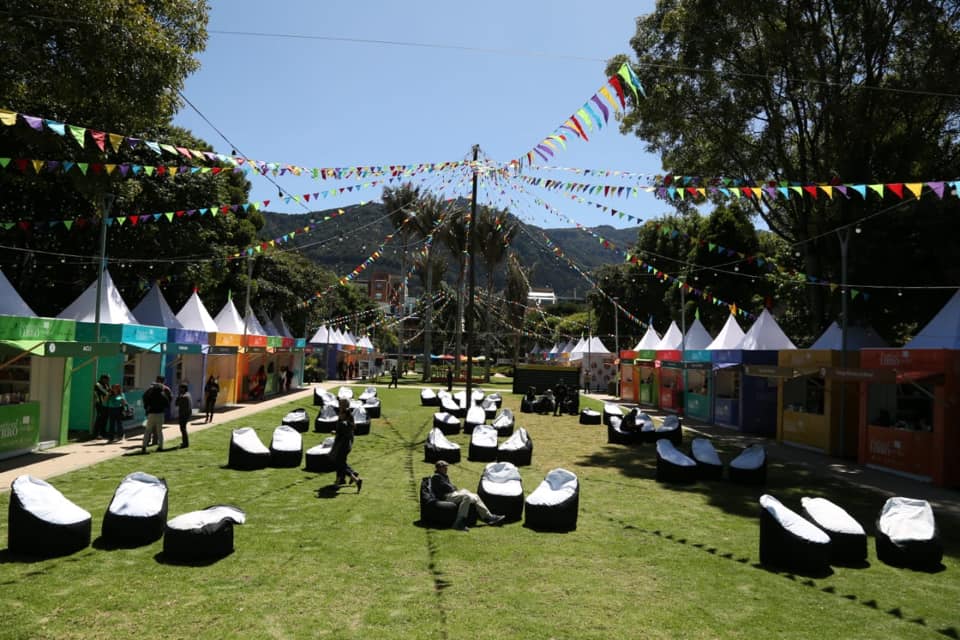 LaudEstereo's tweet photo. #ElPlanEs ¡Ya es viernes para armar planes de fin de semana! No se pierdan el encuentro de lectura al aire libre, Festival del Libro Parque 93 📚📖 ¿Cuál lectura tienen en mente ahora? https://t.co/YYwUlV8jJp
Foto: FB Festival https://t.co/PXM2J7LNmG