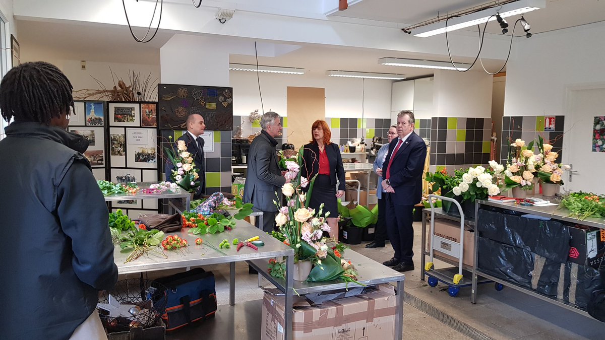 CMA_CFA94's tweet photo. [SEMAINE NATIONALE DE L'APPRENTISSAGE]
Le Pdt de @CMA_Paris @BarillonPascal, accompagné de Nicole Richard, rencontre des #apprentis "parisiens" du #cfa94
🔛 Au programme : visite de tous les ateliers et échanges avec les professeurs et jeunes 💯 https://t.co/ik19e8k4s0