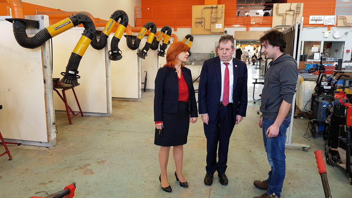 CMA_CFA94's tweet photo. [SEMAINE NATIONALE DE L'APPRENTISSAGE]
Le Pdt de @CMA_Paris @BarillonPascal, accompagné de Nicole Richard, rencontre des #apprentis "parisiens" du #cfa94
🔛 Au programme : visite de tous les ateliers et échanges avec les professeurs et jeunes 💯 https://t.co/ik19e8k4s0