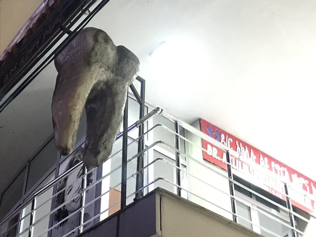 Träume nachts manchmal von Wurzelbehandlung In Dentalklinik, die mit gigantischem, faulenden Zahn wirbt