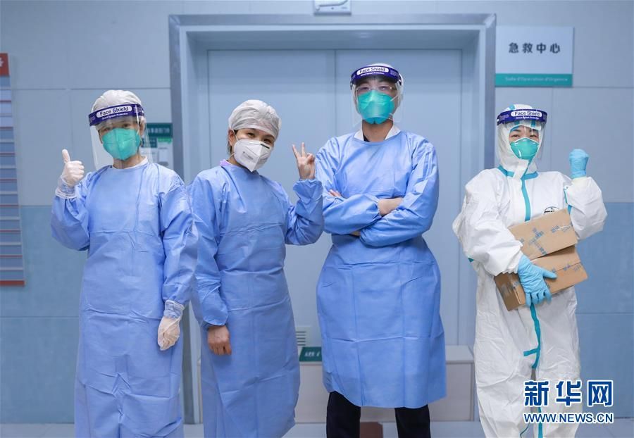 CGTNFrancais's tweet photo. Le 6 février, 4 membres du personnel médical du Centre d'urgence de l'hôpital Zhongnan de l'Université de #Wuhan, qui étaient infectés par le nouveau #coronavirus au travail, ont pris l'initiative de retourner à leurs postes après le traitement et leur guérison. https://t.co/Y98PNel3JZ