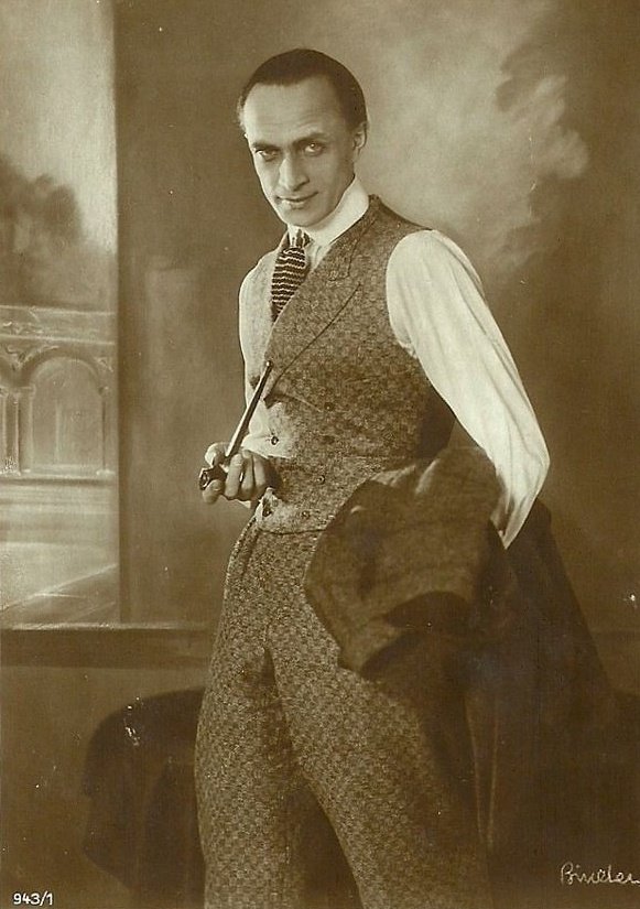 SilentRevue's tweet photo. #ConnieCountdown
#ConradVeidt
#FashionFriday https://t.co/LMyEsDpqFv