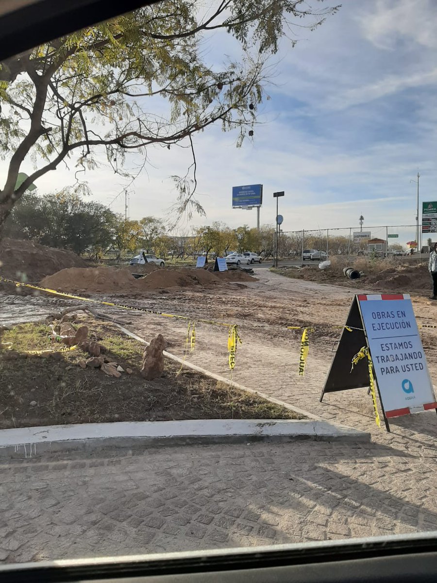 micheleortizpaz's tweet photo. @CEAservcliente .@cea_qro .@gobqro .@AztecaQueretaro .@TelevisaQro  Una semana y Aquaa sigue reparando una fuga, cerrando la calle y exponiendo la incorporación al junípero Serra, URGE apoyo, zona frente a la pradera .@DAVIDRINCONGZ @edgarmr .@malvarezvargas .@imagenqro https://t.co/gy2gBBfp88