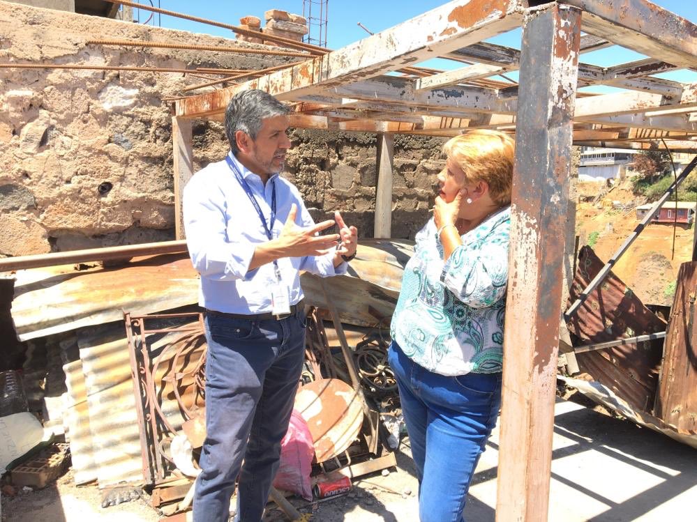 MDSValparaiso's tweet photo. Hace unas semanas compartimos con ellos un desayuno, ahora nuestros amigos Freddy y Marcela nos quisieron llevar al lugar donde estaba su casa en Rocuant. Miles de recuerdos quemados, pero están dispuestos a levantarse y nosotros comprometidos a ayudarlos #planreconstruccion2020 https://t.co/GIHeQaGJqJ