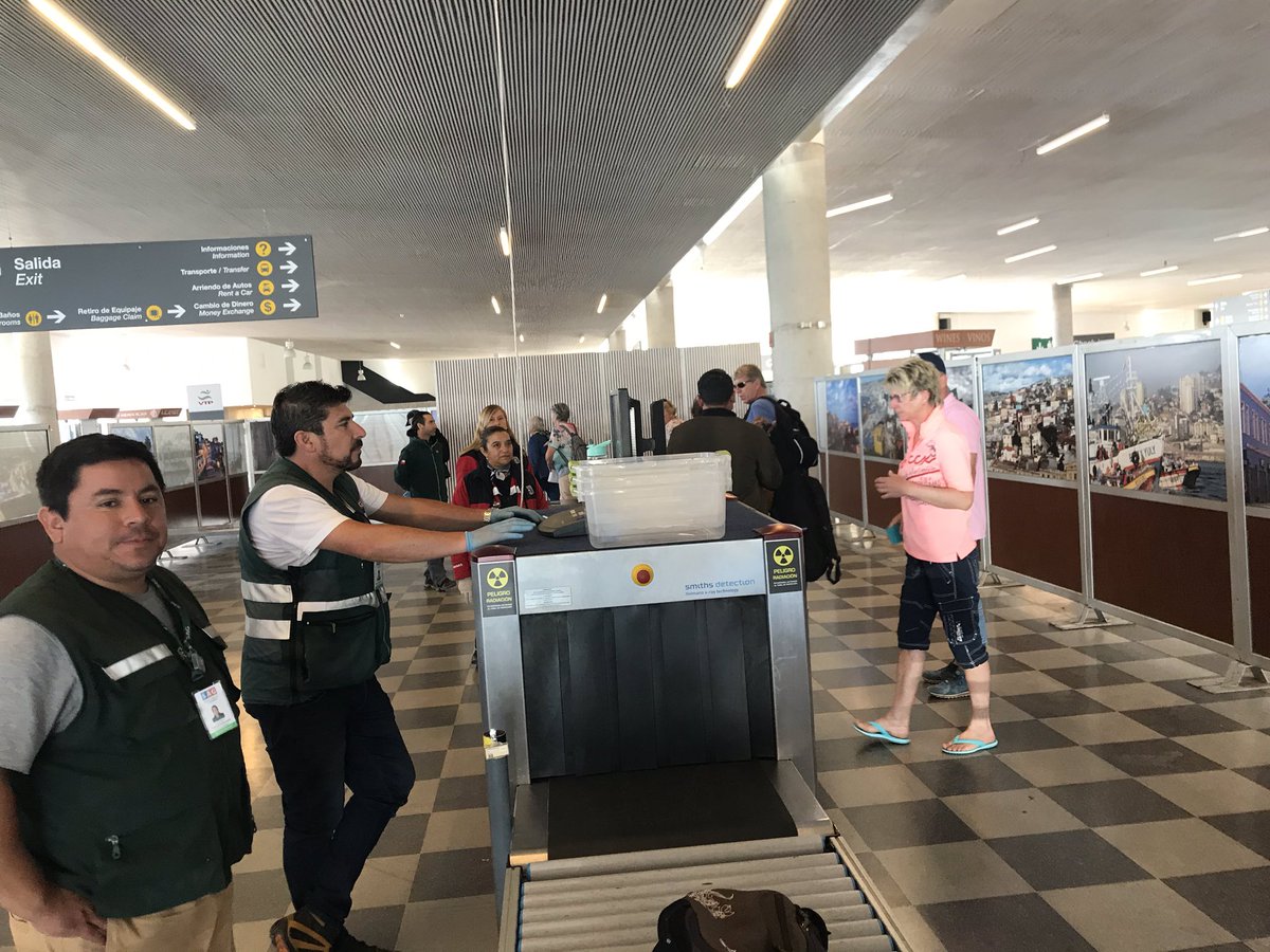 VtpValpo's tweet photo. En cinco días hemos recibido 4 cruceros, los que suman 3400 turistas. Hoy llegó el crucero Amera, de la naviera Phoenix Reisen, con 350 visitantes. La nave estará en Valparaíso hasta mañana y los viajeros ya tienen tours para conocer los atractivos de la ciudad. @PhoenixReisen https://t.co/Y9RBXxLatJ