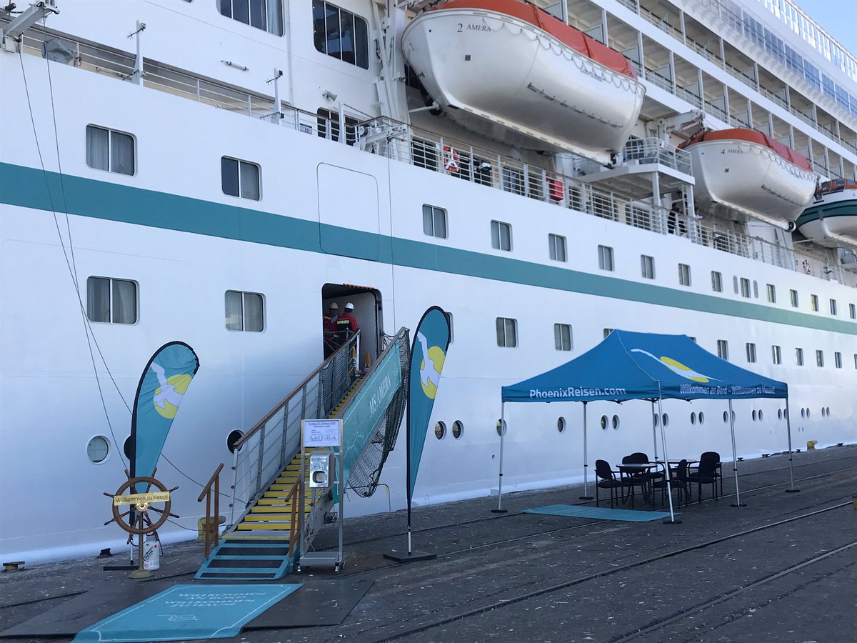 VtpValpo's tweet photo. En cinco días hemos recibido 4 cruceros, los que suman 3400 turistas. Hoy llegó el crucero Amera, de la naviera Phoenix Reisen, con 350 visitantes. La nave estará en Valparaíso hasta mañana y los viajeros ya tienen tours para conocer los atractivos de la ciudad. @PhoenixReisen https://t.co/Y9RBXxLatJ