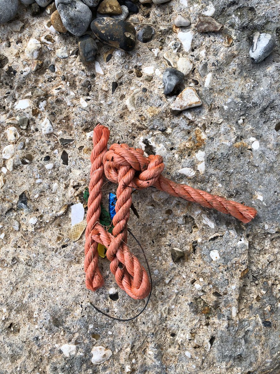 happyhillers's tweet photo. #litter today #harbourside of #StonePier &amp; #StonePierBeach #sweetwrappers #crisppackets #takeawaydrinkcups #singleusebottles etc😤 the #fencespray canister left by the brick bin store on the harbour🤷🏻‍♀️ @recycle4Dorset @LitterFreeCoast @LitterFreeDrst @2minbeachclean @WeymouthWTC https://t.co/5g6UUawwcC