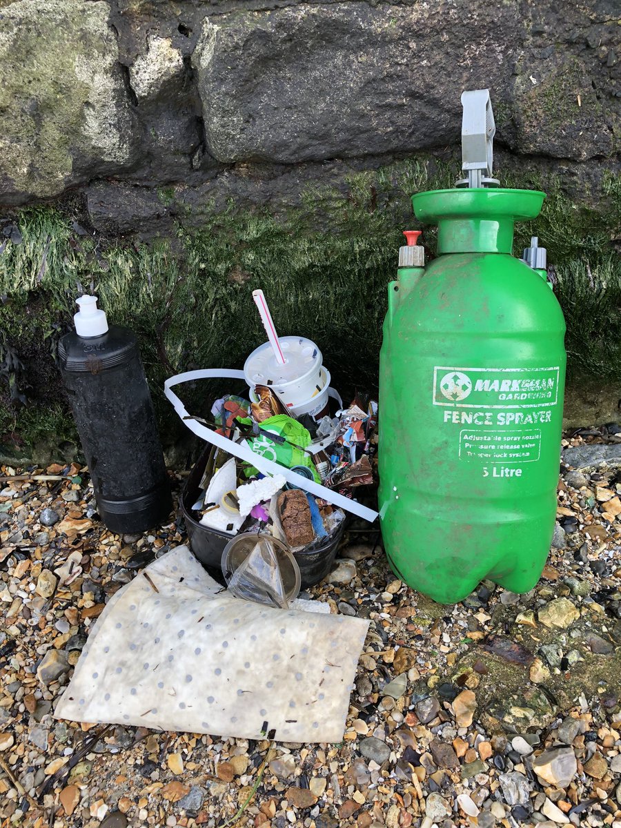 happyhillers's tweet photo. #litter today #harbourside of #StonePier &amp; #StonePierBeach #sweetwrappers #crisppackets #takeawaydrinkcups #singleusebottles etc😤 the #fencespray canister left by the brick bin store on the harbour🤷🏻‍♀️ @recycle4Dorset @LitterFreeCoast @LitterFreeDrst @2minbeachclean @WeymouthWTC https://t.co/5g6UUawwcC
