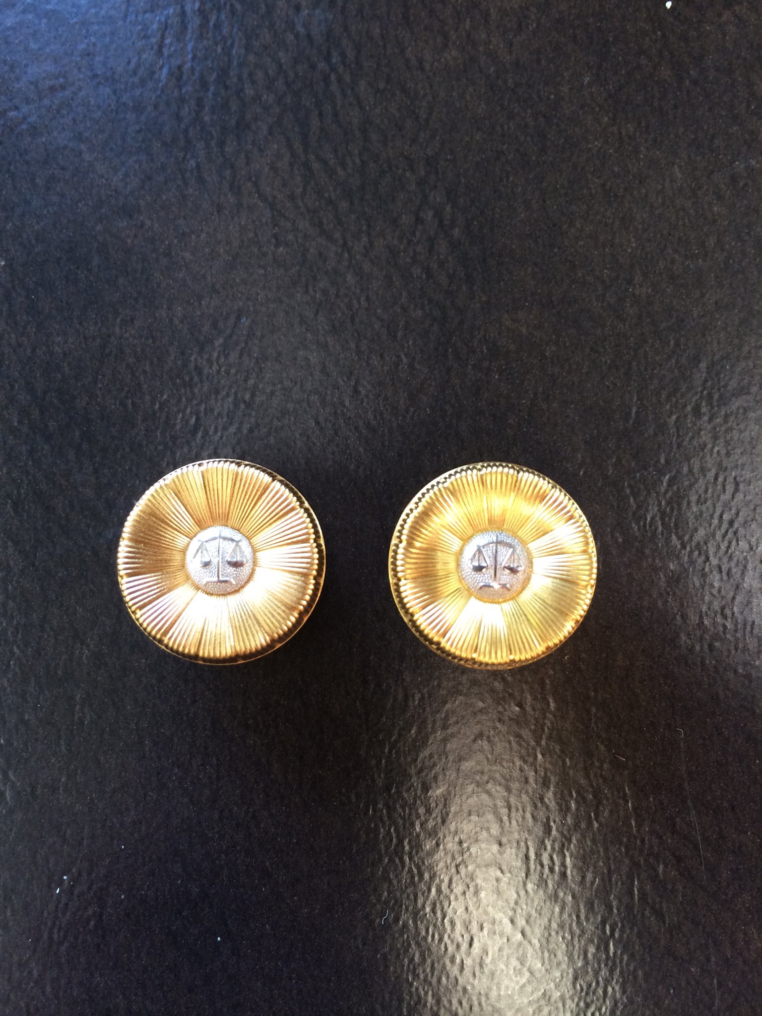 井垣孝之 チャット常駐型顧問 法務部アウトソーシング 自分は弁護士登録して 弁護士バッジを受け取った瞬間に18金のバッジ に交換したのだけれど その瞬間だけ新品の金メッキの弁護士バッジと18金のバッジが両方手元にあったので 記念に撮影したのがコレ