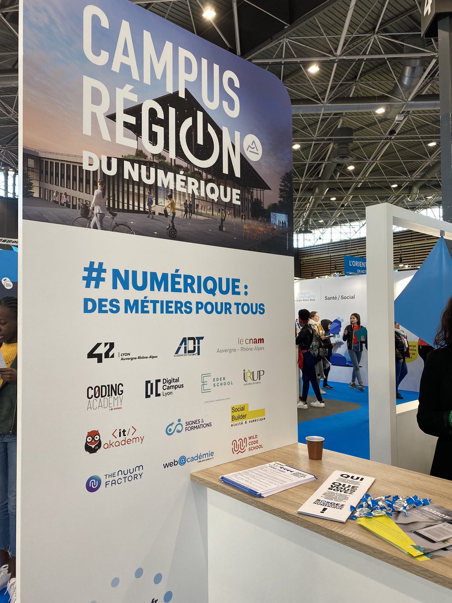 SocialBuilder's tweet photo. 🤖👉 aujourd’hui, notre #chatbot Adabot est au #MondialdesMetiers à #lyon pour faire découvrir les métiers du #numerique aux jeunes filles et femmes en reconversion 

Avec @CampusRegion 🤖🤖
#womenintech #TechForGood #technews #adabot https://t.co/X84Qrr1spT