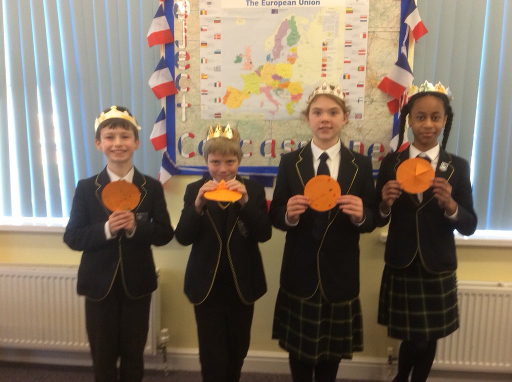 HHSJuniorFrench's tweet photo. Miam miam! Galettes et couronnes! Gifts from our penpals in France! Merci beaucoup! #doncasterisgreat #togetherwecan #ErasmusPlus #ffrenchisfun #mfltwitterati https://t.co/5ByC042RZg