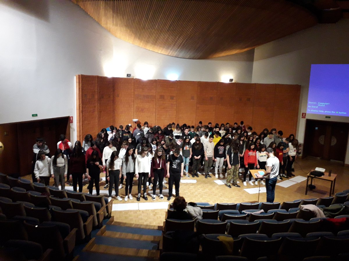 CaminodeCeo's tweet photo. Enorme el ensayo de "La Danza del Sol" de los alumnos de 3º y 4º de ESO con @_antoniodomingo en el Conservatorio de música de León https://t.co/hMR5ynS07n