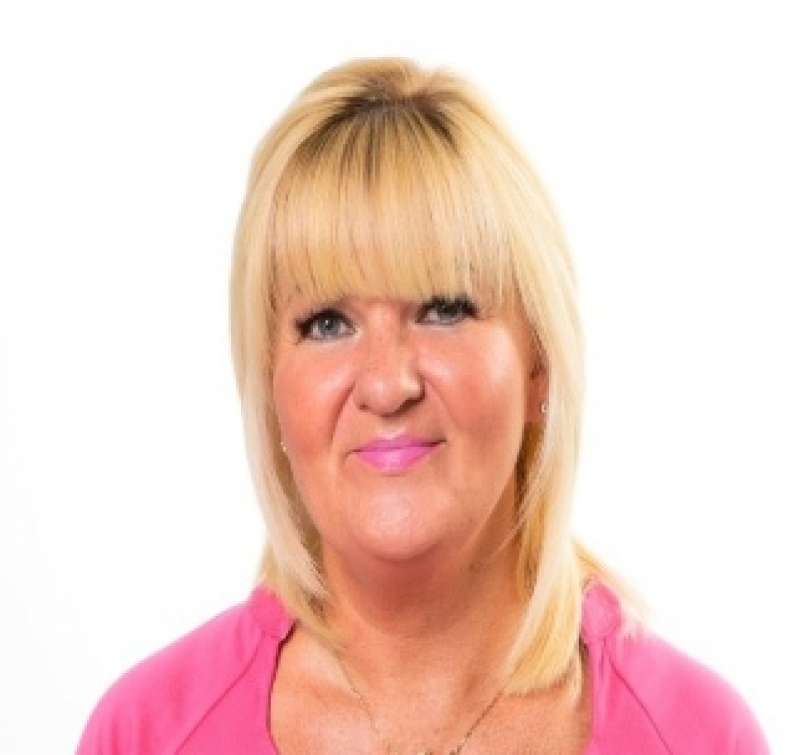 WestpointExeter's tweet photo. TV presenter and craft expert @dawnbibby will be attending the @Craft4Crafters show next week for the first time! She will be running a wide range of demonstrations each day including Cardmaking, flower shaping, fabric painting and more! 🎨

#westpointexeter #craft4crafters https://t.co/X3CeS6VoX9