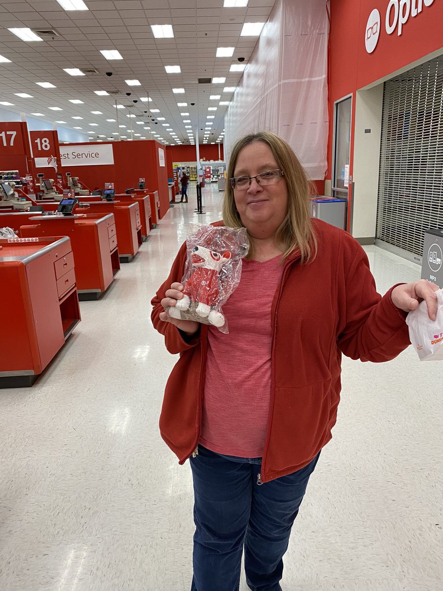 Celebrating miss Tina today! She’s one of our service ambassadors! She got 3 red cards through her wonderful guest service! Great asset to have during this major remodel! #worksomewhereyoulove #recognitiontime @RickyVargas2 <a href="/lyndseyh14/">Lyndsey Hover</a> <a href="/veramay11/">April Bengert</a> @ErinHostinsky <a href="/jamaal_edwards/">Jamaal Edwards</a>