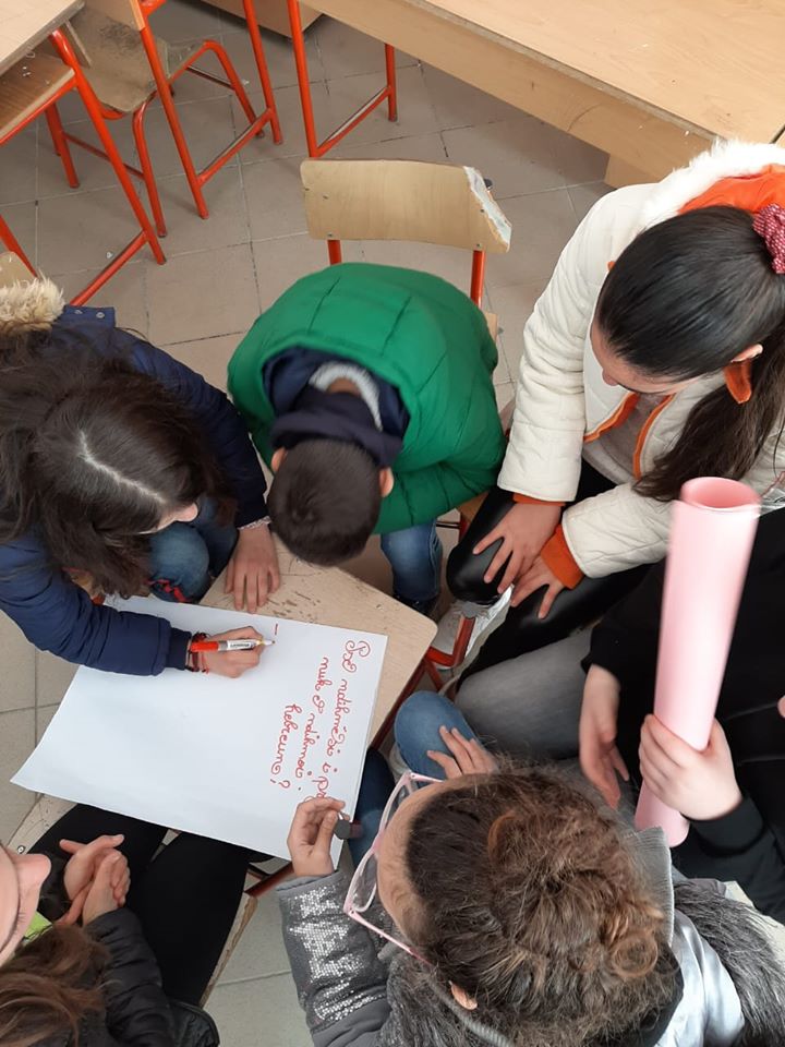 WVAlbania's tweet photo. Rreth 520 të rinj👩🦰🧑🦰të moshës 15-18 vjeç të #rikthyer nga #emigracioni në 13 bashki të vendit kanë nisur trajnimet si pjesë e 26 grupeve #IMPACTClub, për të diskutuar & ngritur zërin mbi çështjet që i shqetësojnë në komunitetin e tyre.
https://t.co/IPG3H8UJta
#REINVESTproject https://t.co/YpBeAlOp8r