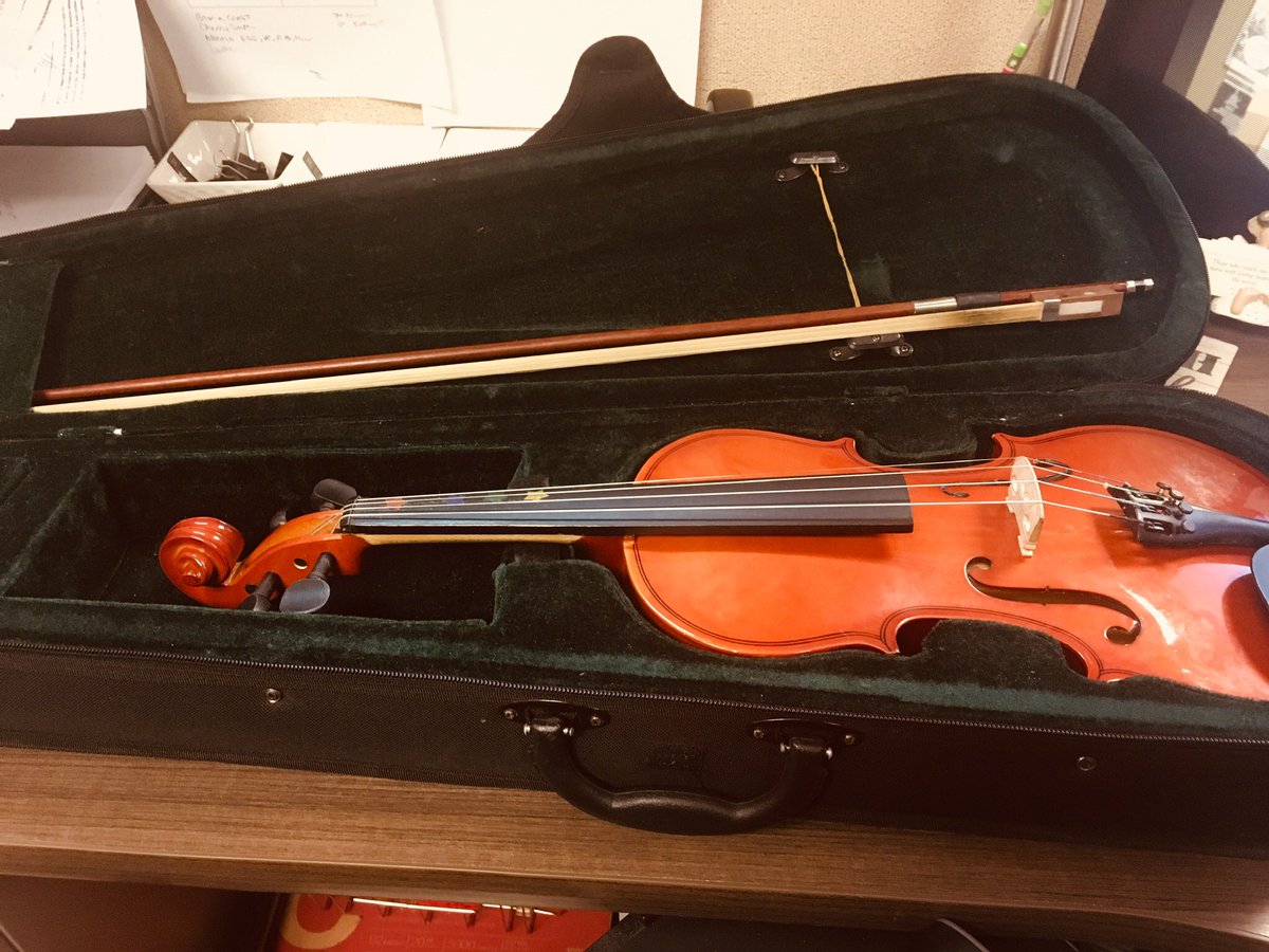 ElizabethAAlba1's tweet photo. When you don’t think today will be different from yesterday...God shows up to remind you that you’re special, Important, heard and loved.this was on my desk from a co worker. She heard me say “I wish I had a violin.” #bestsurprise #NuggetsFromChrist https://t.co/pnedp6snQv