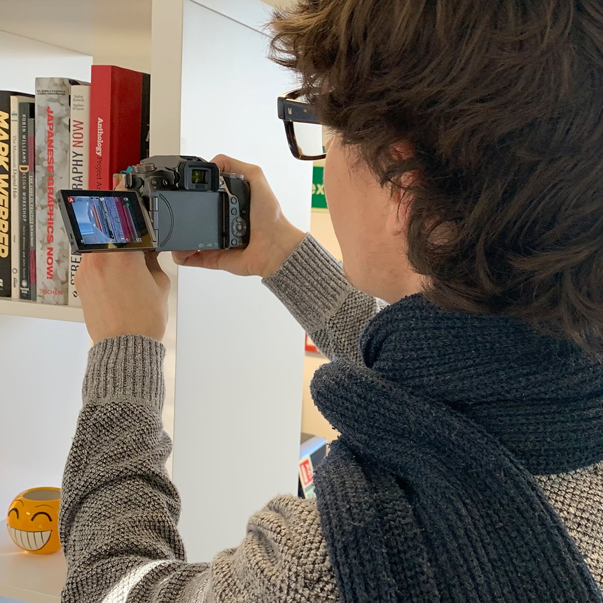 eversoagency's tweet photo. Fully Focused: Ben @uniofbrighton continues to put his creative eye to good use during his work placement here at the everso studios 📸 🎥💡

#FirstSteps #FutureCreative #WorkPlacement #LifeInspiringIdeas #EversoCreative #DesignAgency #CreativeAgency #GraphicDesign https://t.co/gbT0GK8U8V