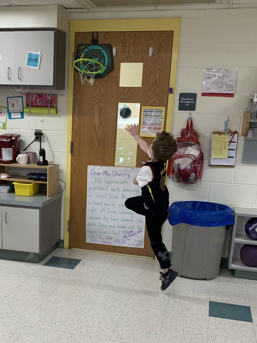 mslynnkg's tweet photo. #DayofPlay is in full effect. Using communication, collaboration, and creativity all day long! #imaybecrazyby2! #theyarelovingit #kinderplay #littlelearners @ShadyAtTheGrove @HenricoElem https://t.co/ojKrn7GWRn